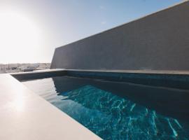 Seaside Luxury Home with Rooftop Pool, hotel di Birzebbuga