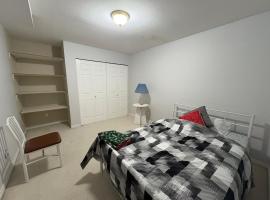 Private Room near Scottsdale Shopping Centre, villa i B&eacute;langer