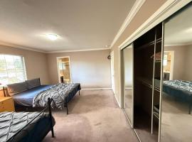 Cozy Private Queen room Scott Rd, villa i B&eacute;langer