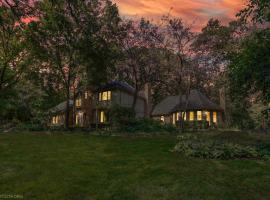 Luxury 5BR Villa with Pool, Hot Tub & Sauna, hotel v mestu Saint Charles