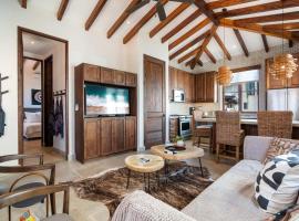 Bright Modern Home with Beach Club Access and Walking Distance to the Beach, Hotel in Playa Danta