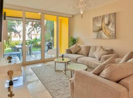 Modern Ground Level, 4 BR condo，鷹海灘的分租公寓