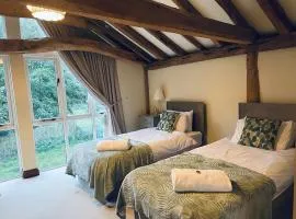 Stunning converted barn - Brand sleeps 8