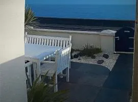 Beach View - A Truly Stunning House Opposite The Sea! Sleeps 10! Families, Friends, Contractors and Pets are all Welcome!