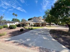 Executive Luxury Home with Pool and Garage and Pet Friendly, hotel em Phoenix