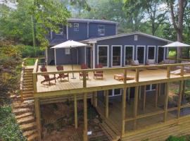 Carols Cottage - Double Decker Dock! Popular Location!, Hotel in Cullman