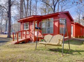 Great for Fishing! Lakefront Studio in Hemphill, Hotel in Hemphill