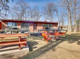 Hot Tub, Lake Access! Anglers Escape in Hemphill, Hotel in Hemphill