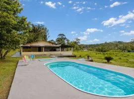 Casa com Piscina e Churrasqueira em Juquiazinho