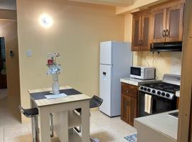 Viesnīca ar autostāvvietu Cozy one bedroom apartment pool side pilsētā Lambeau