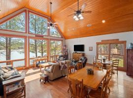 Roost - Beautiful, Comfortable Home With No Steps And Private Suites, Hotel in Double Springs