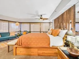 Retro Studio! Pool, Hot Tub, Free Parking & WiFi