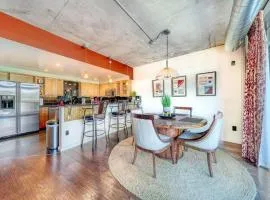 Downtown Condo Above Restaraunts- Free Parking