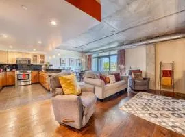 Downtown Condo Above Restaraunts- Free Parking