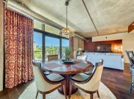 Downtown Condo Above Restaraunts- Free Parking