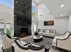 Sleek 7BR Exquisite Estate Resort Pool, Sauna, Spa 6500 SQF, отель в Вудленд-Хиллз
