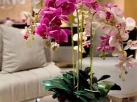 Cozy Studio Unit @Ciputra World Surabaya, hótel í Surabaya