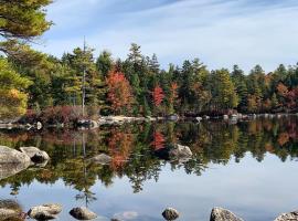 Beautiful Maine Retreat 4 Bdrm Lakeside Cottage, Hotel in Surry
