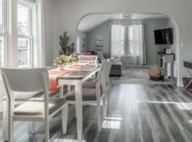 Sleeps 6 Near Neshotah Beach and Lake Michigan, отель в городе Two Rivers