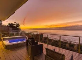 The Salt Life - Oceanfront escape Hot tub