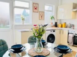 Charming 2BR House, Free Parking, Long Stay
