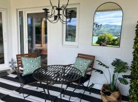 Maison Bleue - Boutique Sea View Escape near Akaroa, hotel v destinácii Takamatua Bay