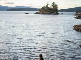 The Tides Cottages, hotelli kohteessa Pender Island