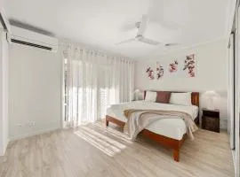 Sunshine Hideaway - Walk to Mooloolaba or Alex