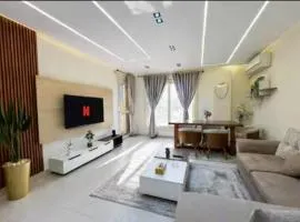 شقه فندقيه لك بالكامل غرفتين في كمباوند راقي بالشيخ زايد