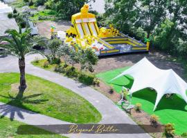 Private Bouncy Castle and 30 People Outdoor Canopy, hotel a Kumeu