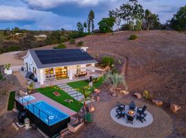 Vista Oasis with Spa, Pool, & Views, Hotel in Vista