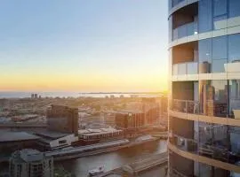 High Rise CBD Apartment with Amazing Views, 3 beds, Gym,SPA & Pool, Easy Transport
