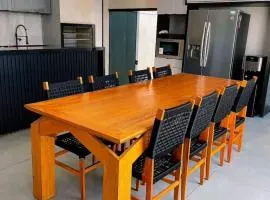 Casa completa acomoda até 10 hóspedes, 5 quartos, 4 camas casal e 2 solteiro