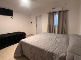 Costumbres Argentinas Triples En suite, hotel din Avellaneda