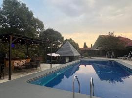 Villa Willeska en lomas de Cocoyoc, con alberca, jacuzzi y enormes areas verdes, hotel i Texcalpan