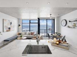 Upscale 2BR Condo with Breathtaking Mountain Views, hotel u Vancouveru