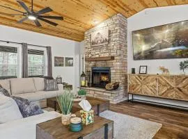 Cozy 3BR Retreat Forest Views Grill Sleeps 6