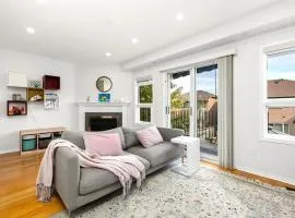 Bright 3BR Home in Richmond Hill free parking