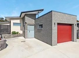 Villa1 New Modern Walk to shops 10min Airport CBD