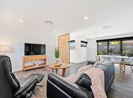 Villa1 New Modern Walk to shops 10min Airport CBD