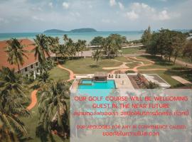 The Nouveau Chumphon Beach Resort And Golf, hotel em Chumphon
