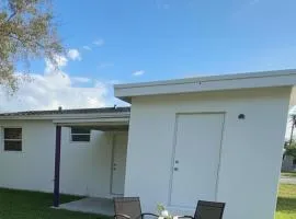 1BR near Hollywood Guitar with Private Patio