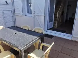 Pavillon T2 + Mezzanine à La Tranche-sur-Mer avec Accès Piscine & Parking - FR-1-194-439