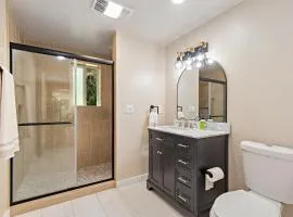 Snohomish Chatel retreat w swimspa, sauna & games