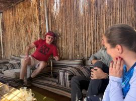 Wahiba Sands Desert Camp、Ḩawīyahのホテル