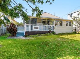 Sandy Cheeks - Charming Beach Cottage - Holiday Yamba, hotel a Yamba