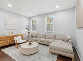 Spacious 3BR 2BA Apt with Private Parking Walk to PATH, hotel en Jersey City