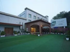 Hotel Luxe Opera NH8 - 7km from IGI Airport Delhi