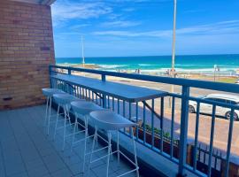Beachfront Getaway with Views, Pool & Tennis Court, hotel a Newcastle