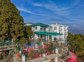 Berlin House Pet-friendly 4-BHK Hillside Getaway Amid Pine Forests with Valley & Sunset Views Near Kasauli
